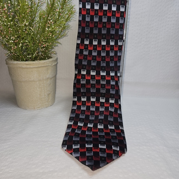 Covington Black, Red And Gray Geometric 100%Silk Tie Vintage - Picture 1 of 5